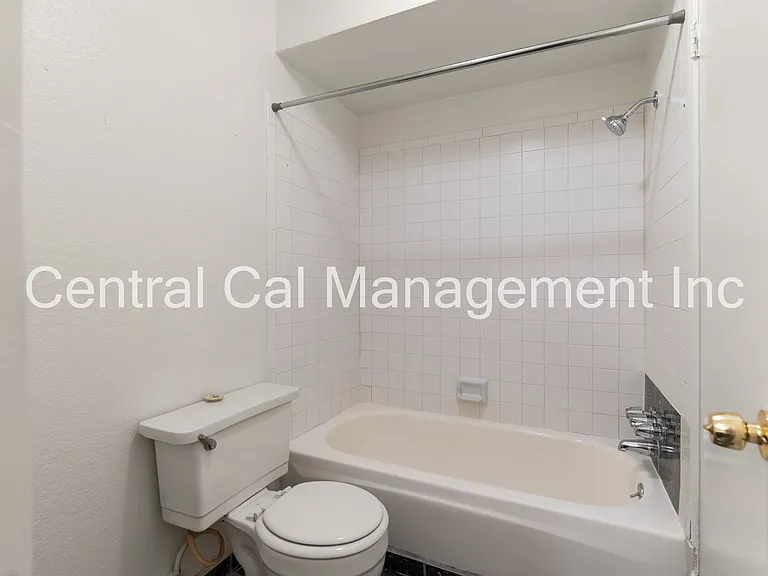 4200 Parkwood Ct — Photo 13