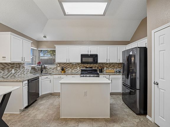 5th image of 905 Forest Hollow Dr