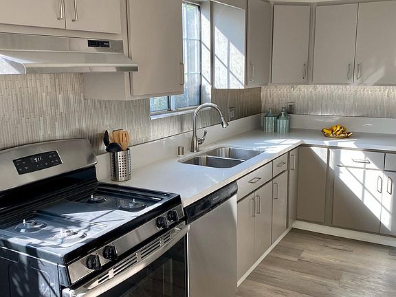 4th image of 1587 W 35th Pl #1585