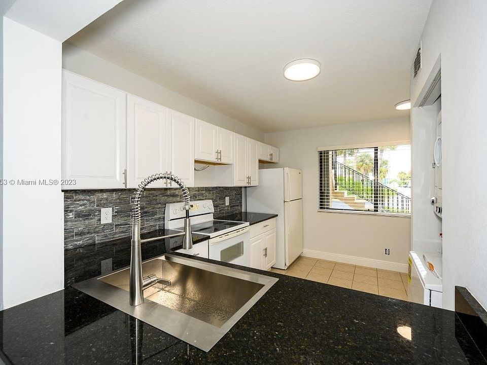 1st image of 100 SE 7th St APT 1
