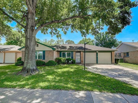 Isn't this just inviting and welcoming? Wouldn't you love to live here? Call us today to tour this home!