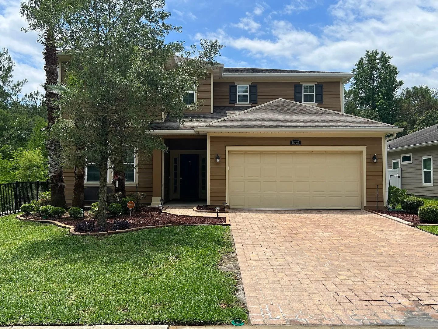 Spacious 5-Bedroom Home with Lawn Care Included! — Photo 3