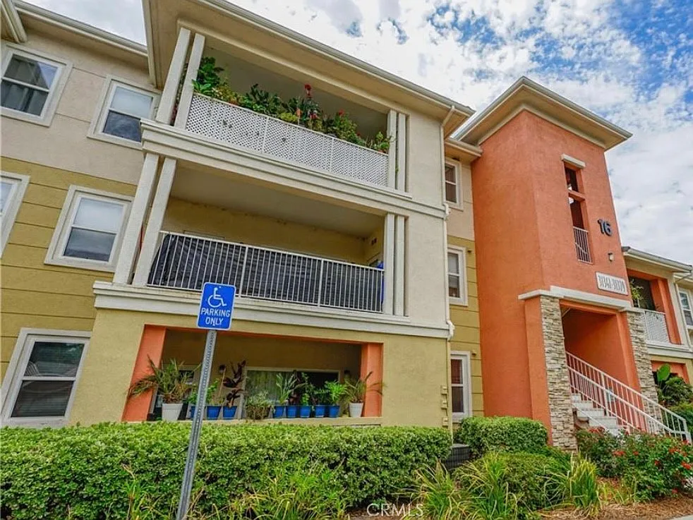 2 bed, 1101 sqft, $2,300 — Photo 2