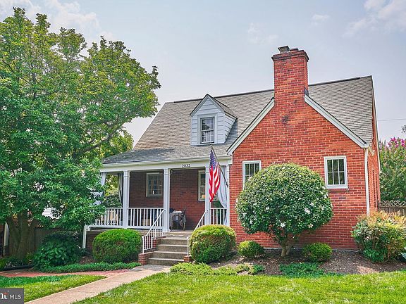 2nd image of 2832 Meadow Ln
