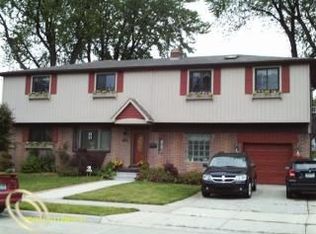 22455 Maple St, Saint Clair Shores, MI 48081