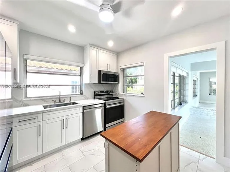 2245 SW 25th Ter #2245 — Photo 3
