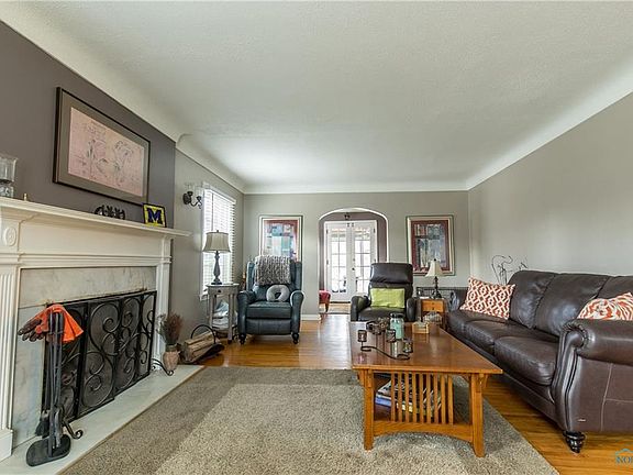 3rd image of 2401 Pemberton Dr