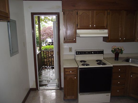 3rd image of 973 Green St