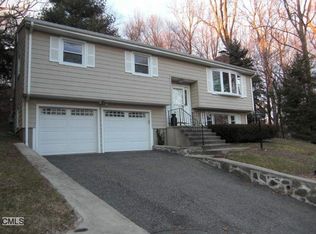100 Dogwood Dr, Stratford, CT 06614