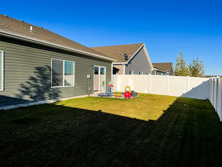 Spacious Back Yard