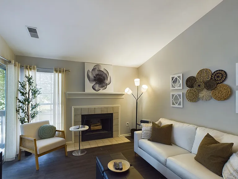 Lakeshore Apartments — Photo 43