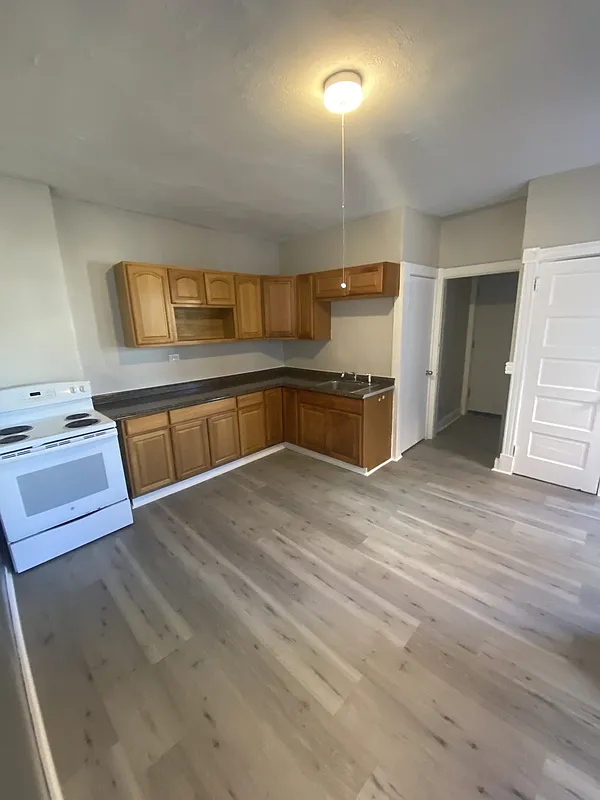 2 bed, 1.0 bath, 900 sqft, $1,300 — Photo 1