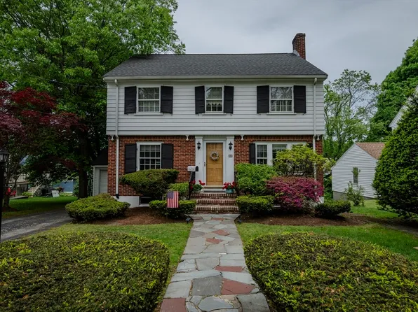 8 Carlson Cir, West Roxbury, MA 02132