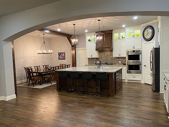 Large & open kitchen/dining 