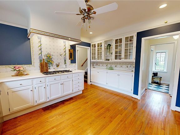 3rd image of 2558 Fairmount Blvd