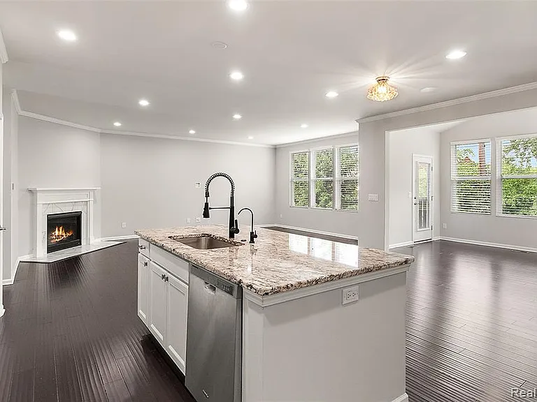 31065 Tremont Ln — Photo 2