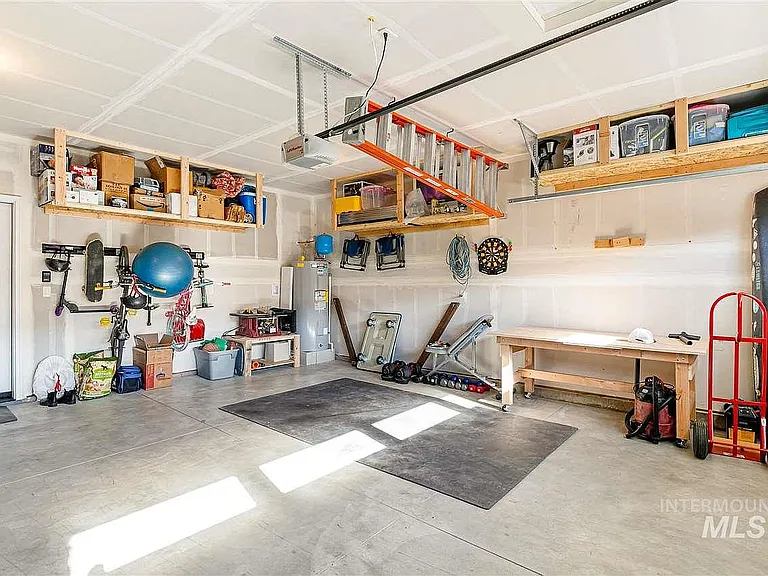 2087 S Hills Ave — Photo 24
