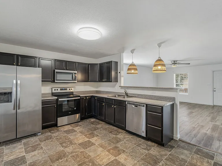 2100 Paris Rd — Photo 9