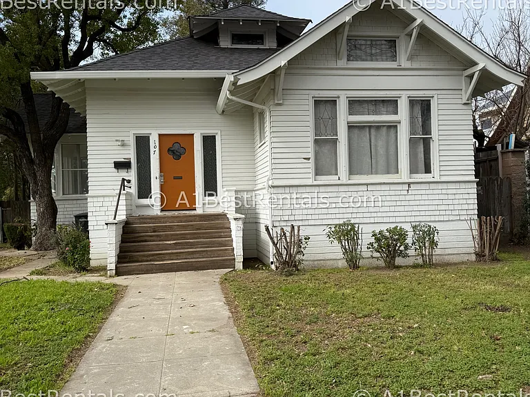 107 Hackberry Ave — Photo 1