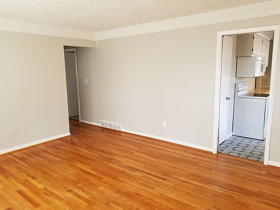 3rd image of 1060 Desoto Ave