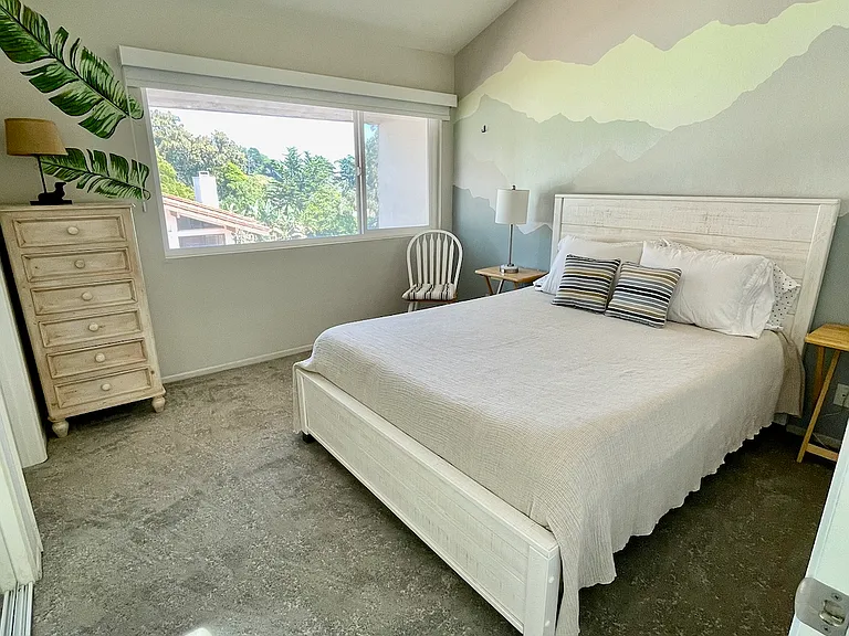 smaller room, with great light. Can hear the ocean from this room