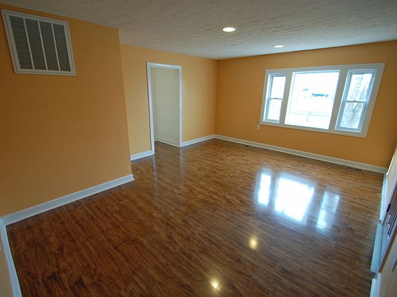 5th image of 484 Sunset Dr