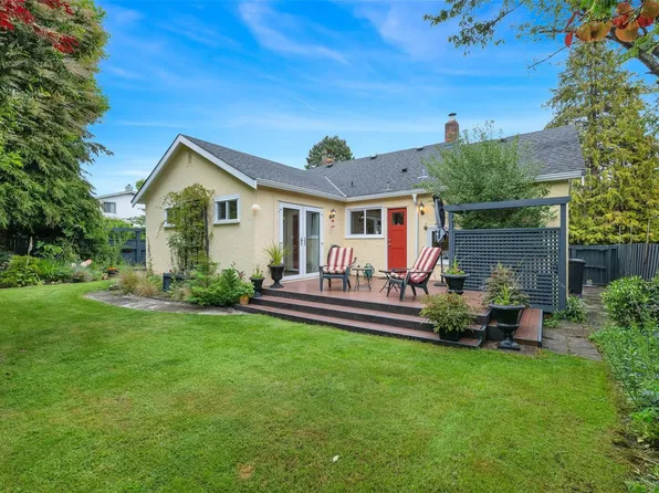 868 Hampshire Rd, Oak Bay, BC V8S 4S5