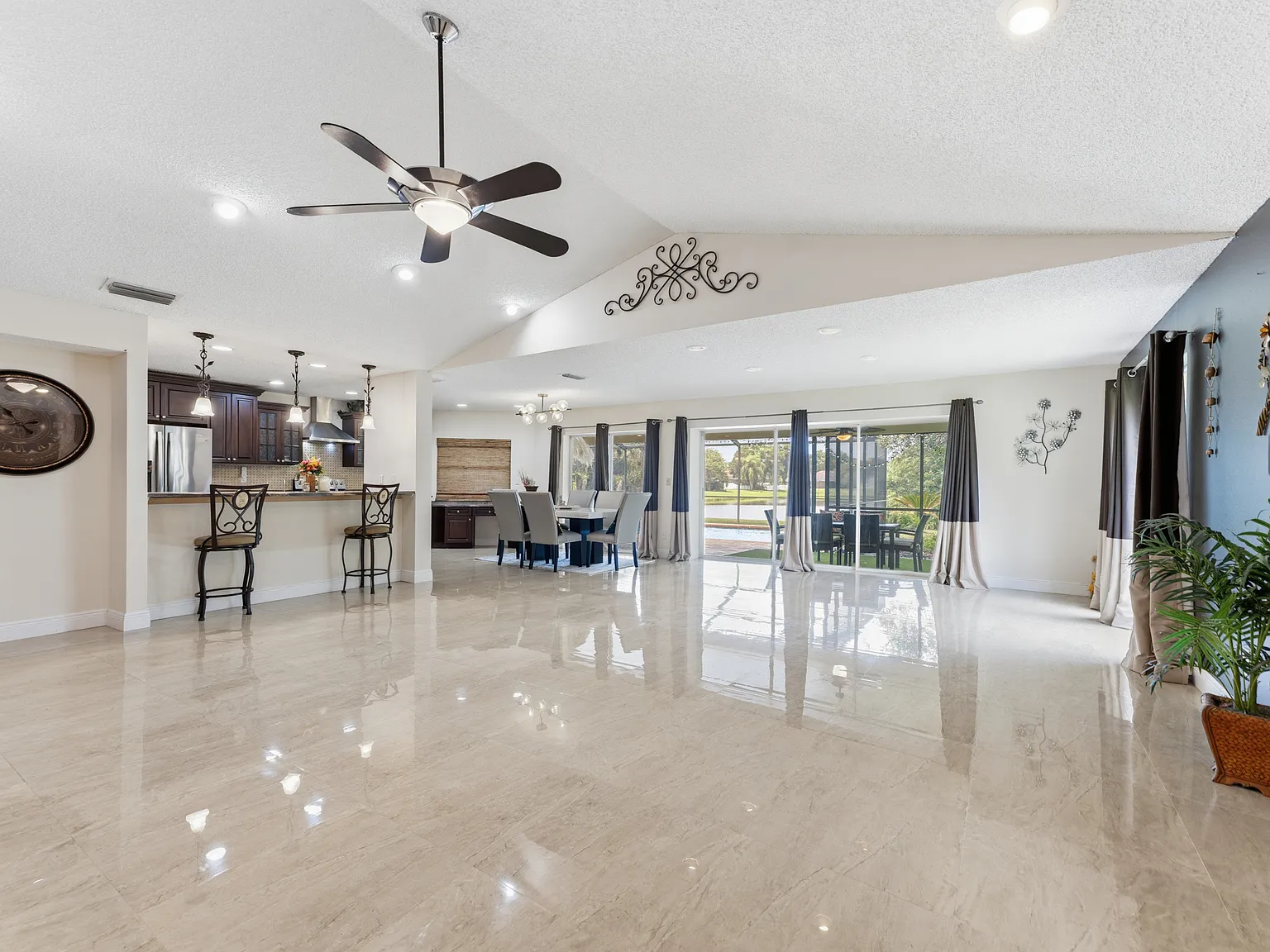 4 bed, 3.5 bath, 3772 sqft, $5,990 — Photo 4