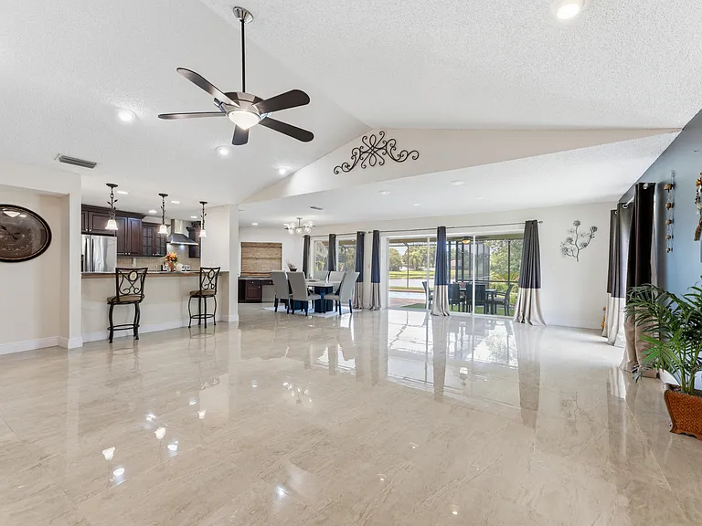 6513 Thoroughbred Loop — Photo 4