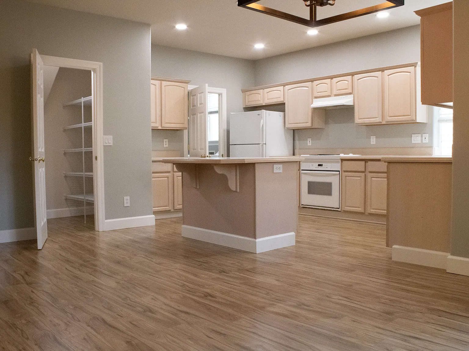 5 bed, 2.5 bath, 3301 sqft, $3,495 — Photo 2