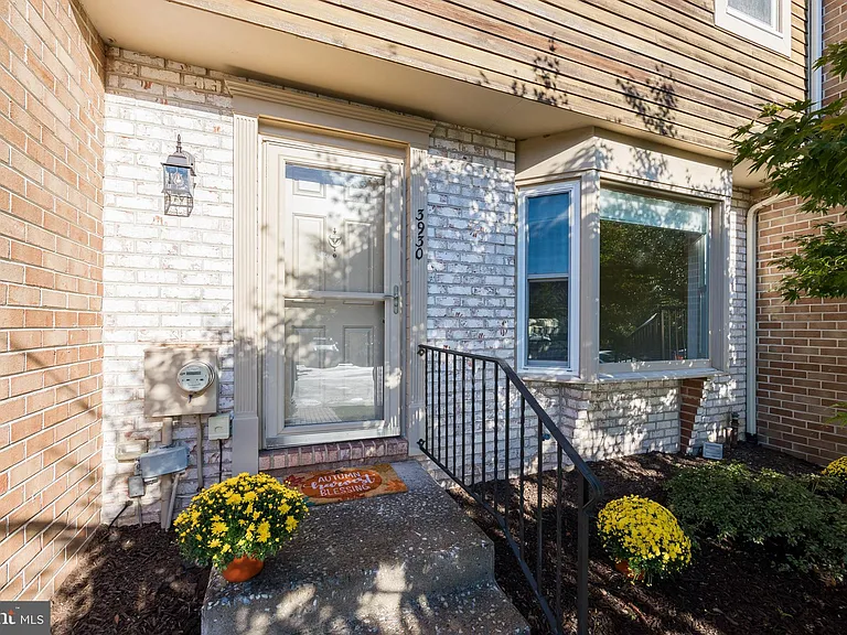 3930 Gatehouse Ln — Photo 1