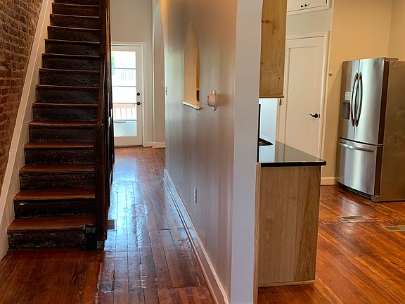 3rd image of 1104 W Clay St
