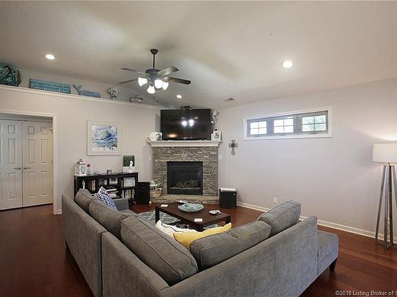 3rd image of 3237 Rosemont Dr