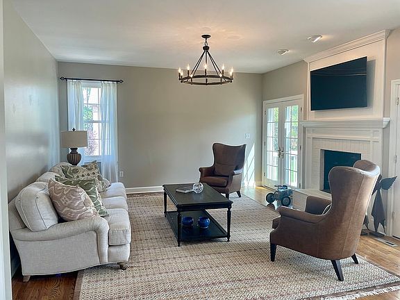 5th image of 2114 W Grove Dr