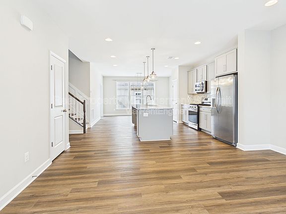 5th image of 3284 Charleston Blvd