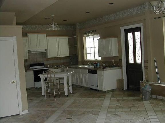 Kitchen comes fully equiped with all major appliances