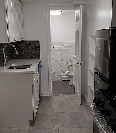 5th image of 295 Graham Ave APT 1