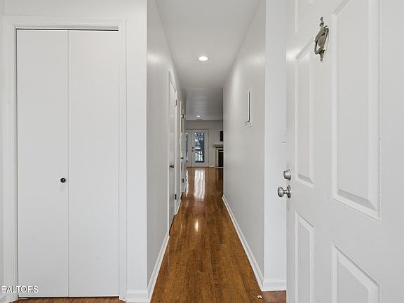 5th image of 703 Idlewood Ln