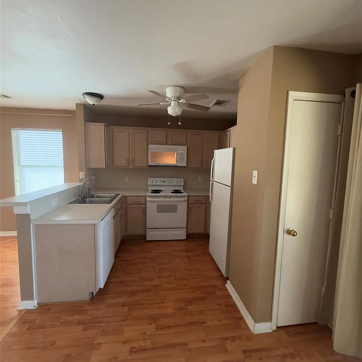 3 bed, 2.0 bath, 1152 sqft, $1,600 — Photo 3