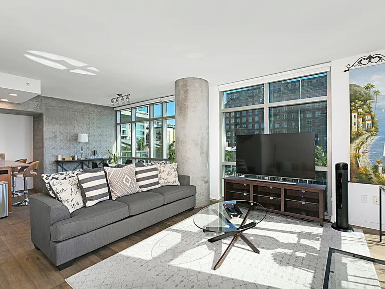 800 The Mark Ln #310 — Photo 3