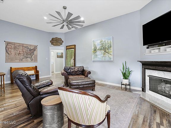 3rd image of 2740 Graystone Dr