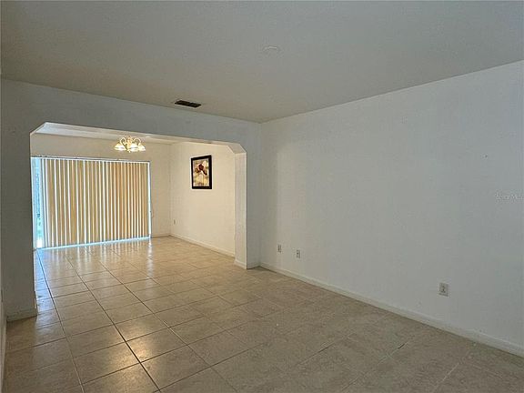3rd image of 137 Woodknoll Pl