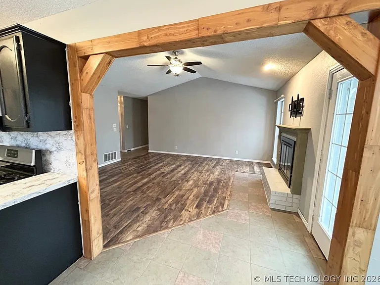 2229 W Quinton St — Photo 4