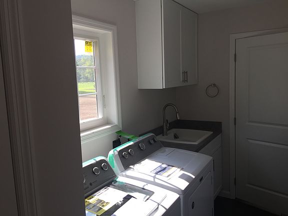 Laundry w/cabinets & sink
