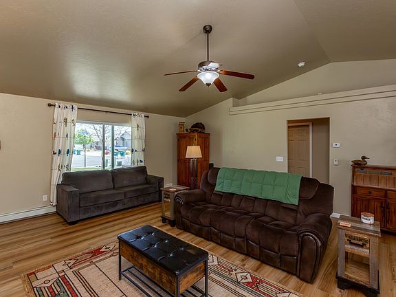 2nd image of 801 Cresthaven Dr