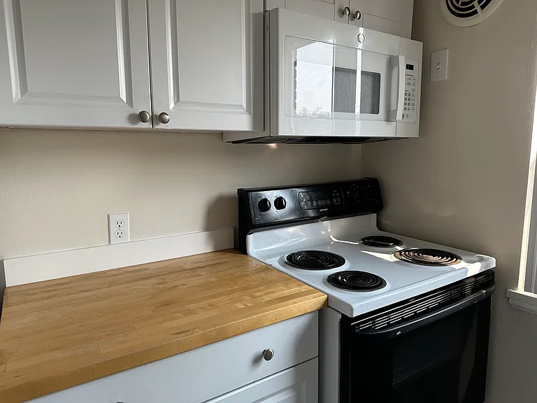 514 E Roy St #202 — Photo 8