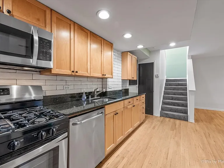832 W Barry Ave #2 — Photo 4