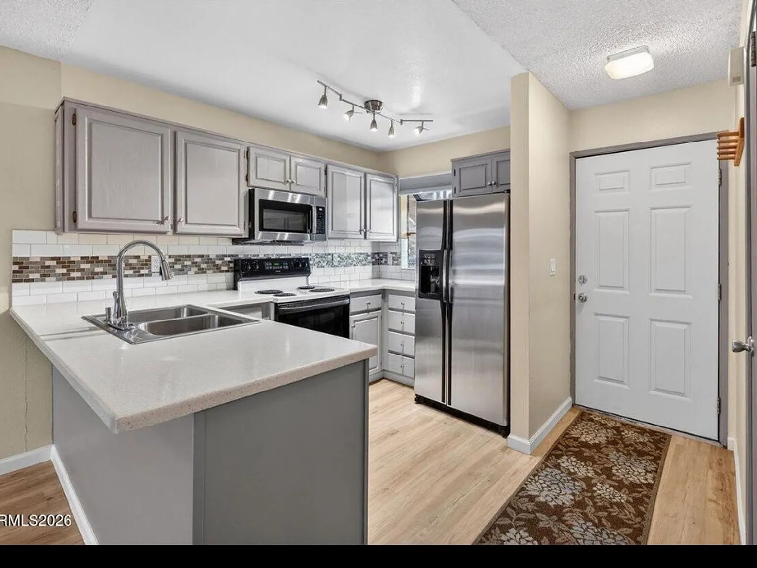2 bed, 867 sqft, $1,680 — Photo 3