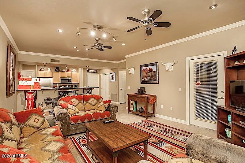 3 bed, 2.0 bath, 1324 sqft, $2,450 — Photo 2