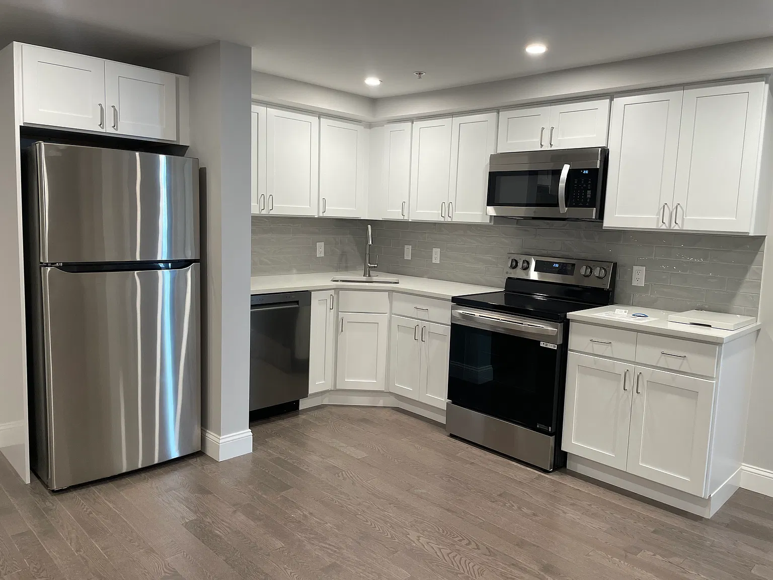 2 bed, 845 sqft, $2,750 — Photo 2